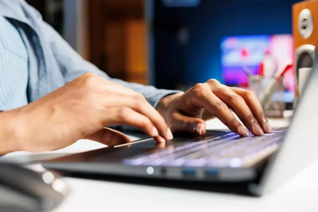 Tarefas remotas para trabalhadores da empresa com foco nos ganhos mensais