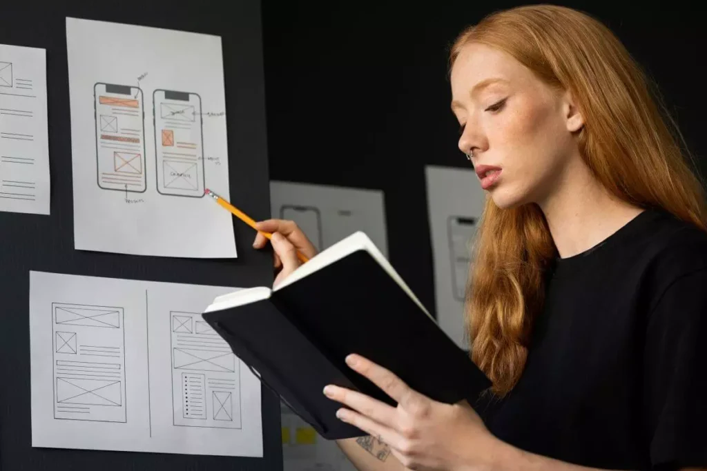 web designer feminina no escritorio com notebook